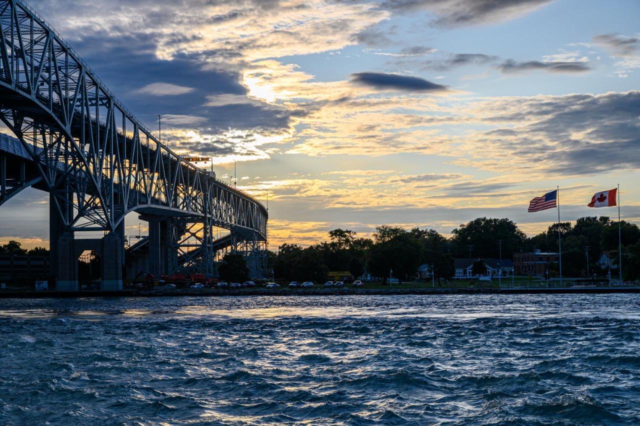 Days Inn By Wyndham Sarnia Harbourfront Экстерьер фото