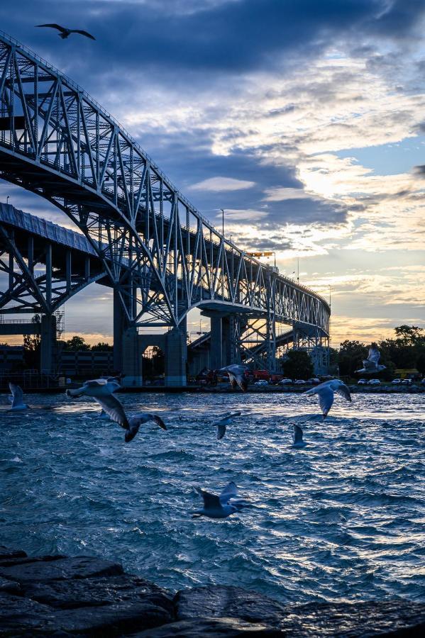 Days Inn By Wyndham Sarnia Harbourfront Экстерьер фото