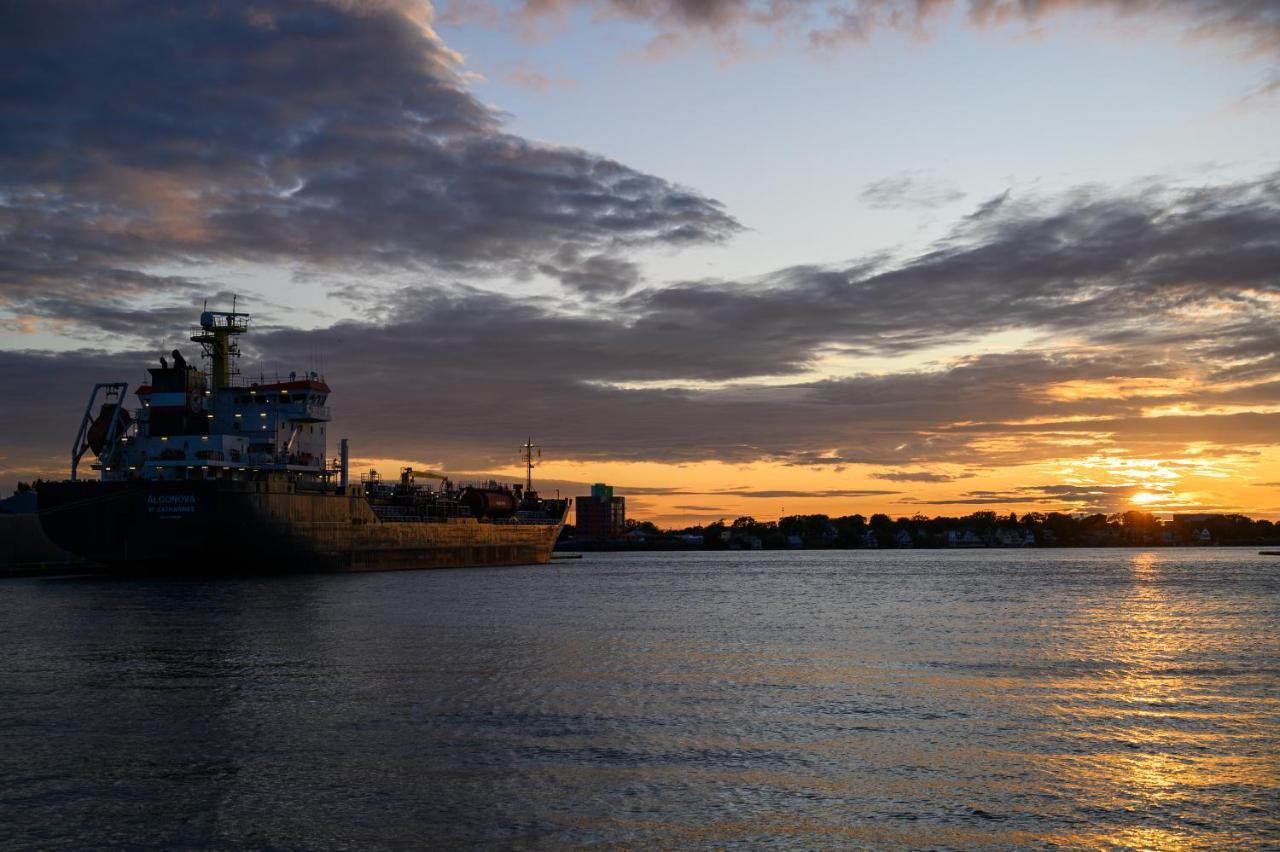 Days Inn By Wyndham Sarnia Harbourfront Экстерьер фото