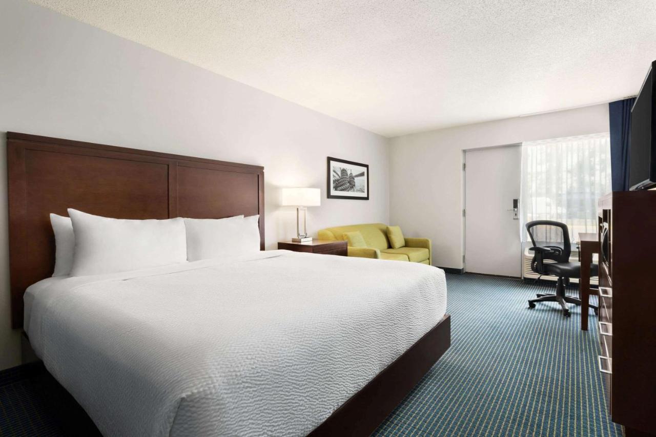 Days Inn By Wyndham Sarnia Harbourfront Экстерьер фото